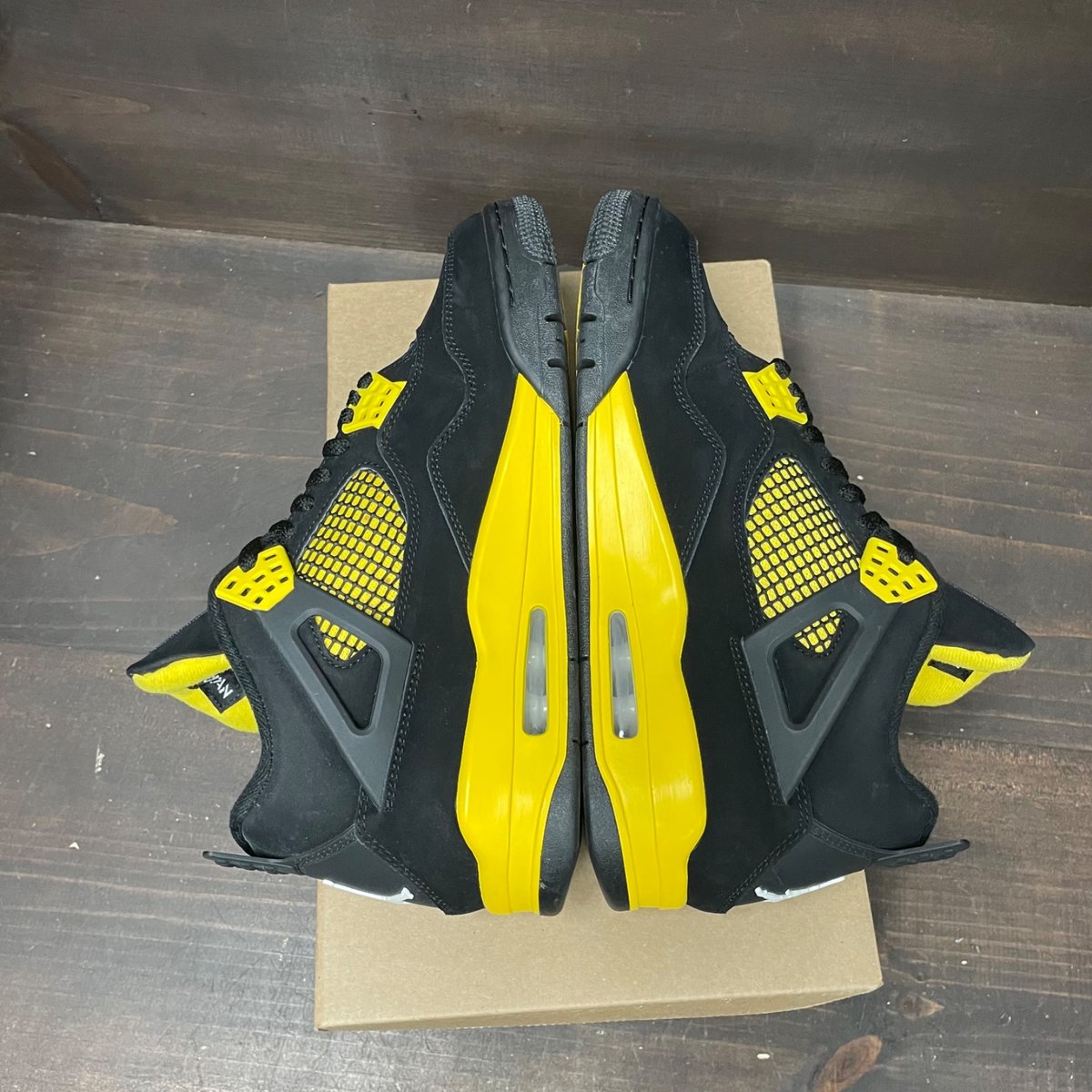 Jordan 4 Retro Thunder (2023) Size 10 (Pre-Owned) - box