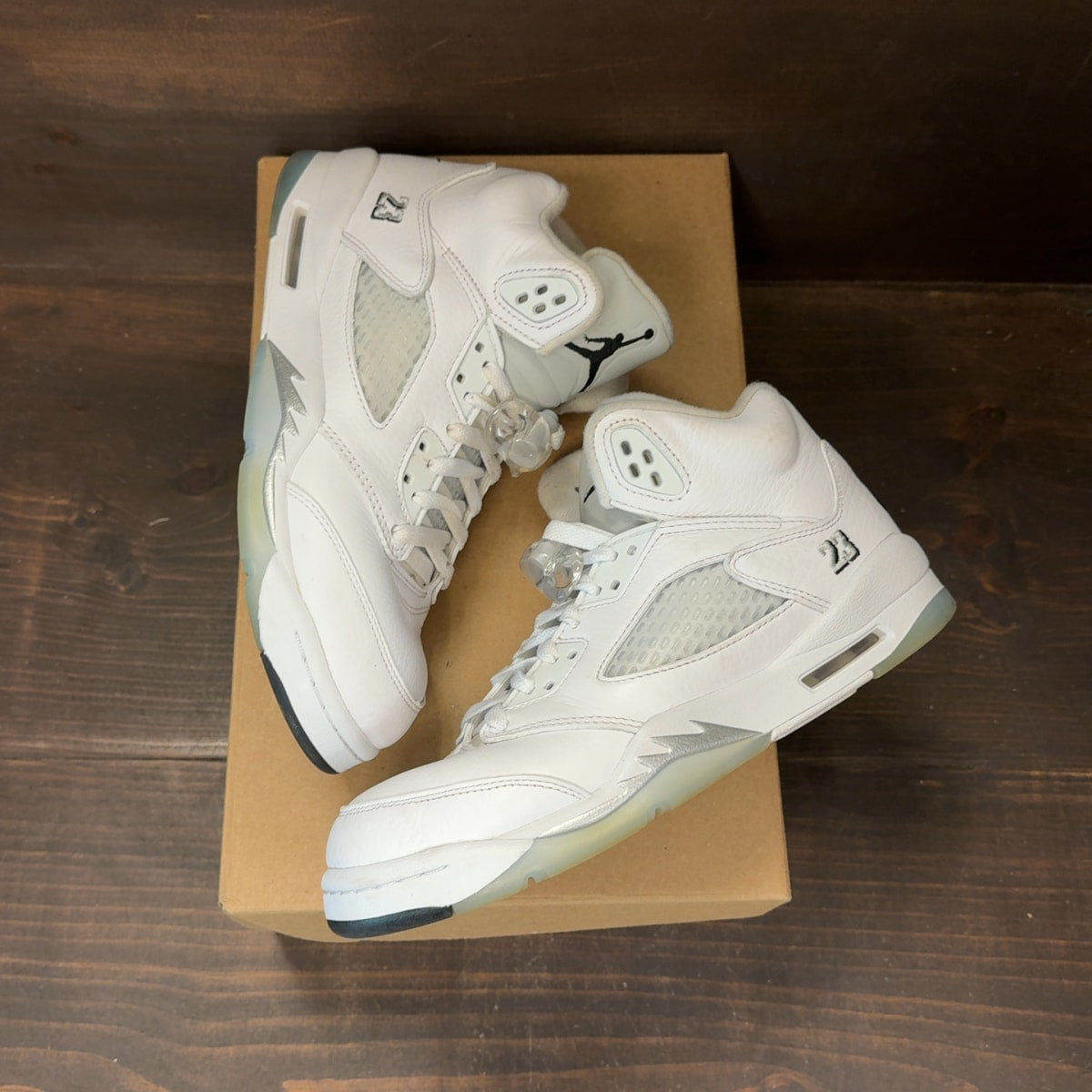 Jordan 5 Retro White Metallic (2026) (GS) Size 7Y (Pre-Owned) - Image 2