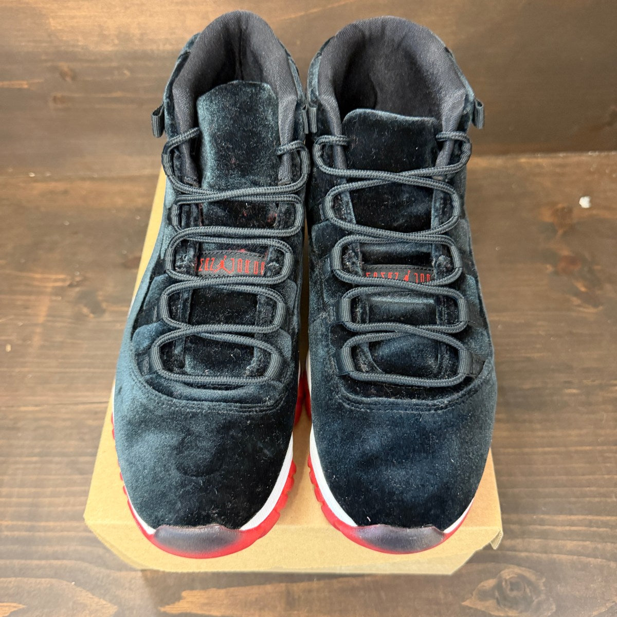 Jordan 11 Retro Low Bred (2025) Size 9 (Pre-Owned) - Image 3