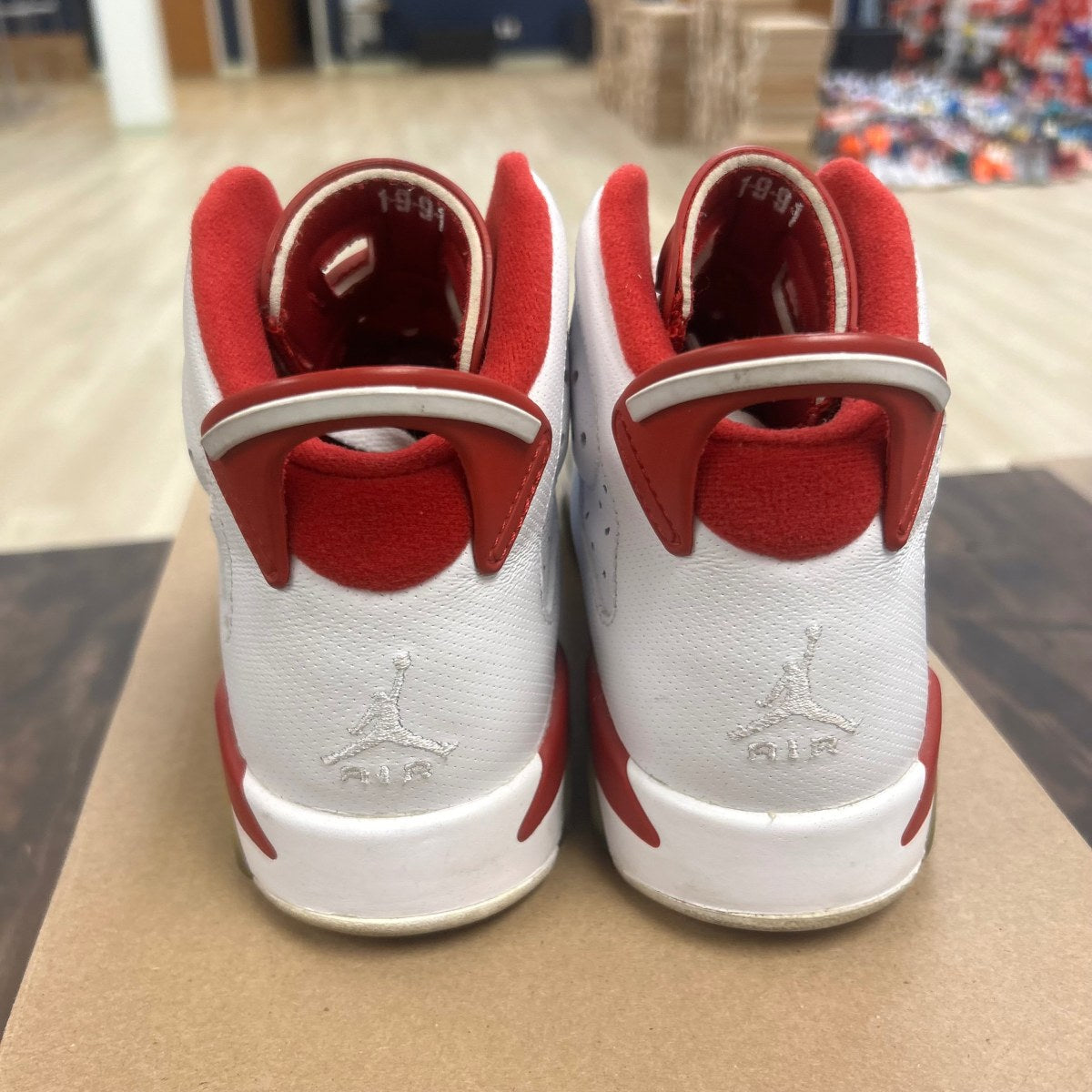 Jordan 6 Retro Alternate Hare (GS) Size 6Y (Pre-Owned) - Image 4