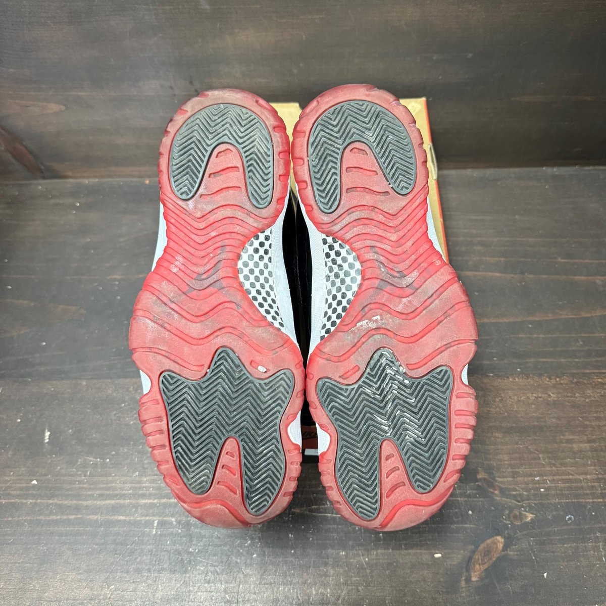 Jordan 11 Retro Playoffs Bred (2019) Size 10 (Pre-Owned) - box