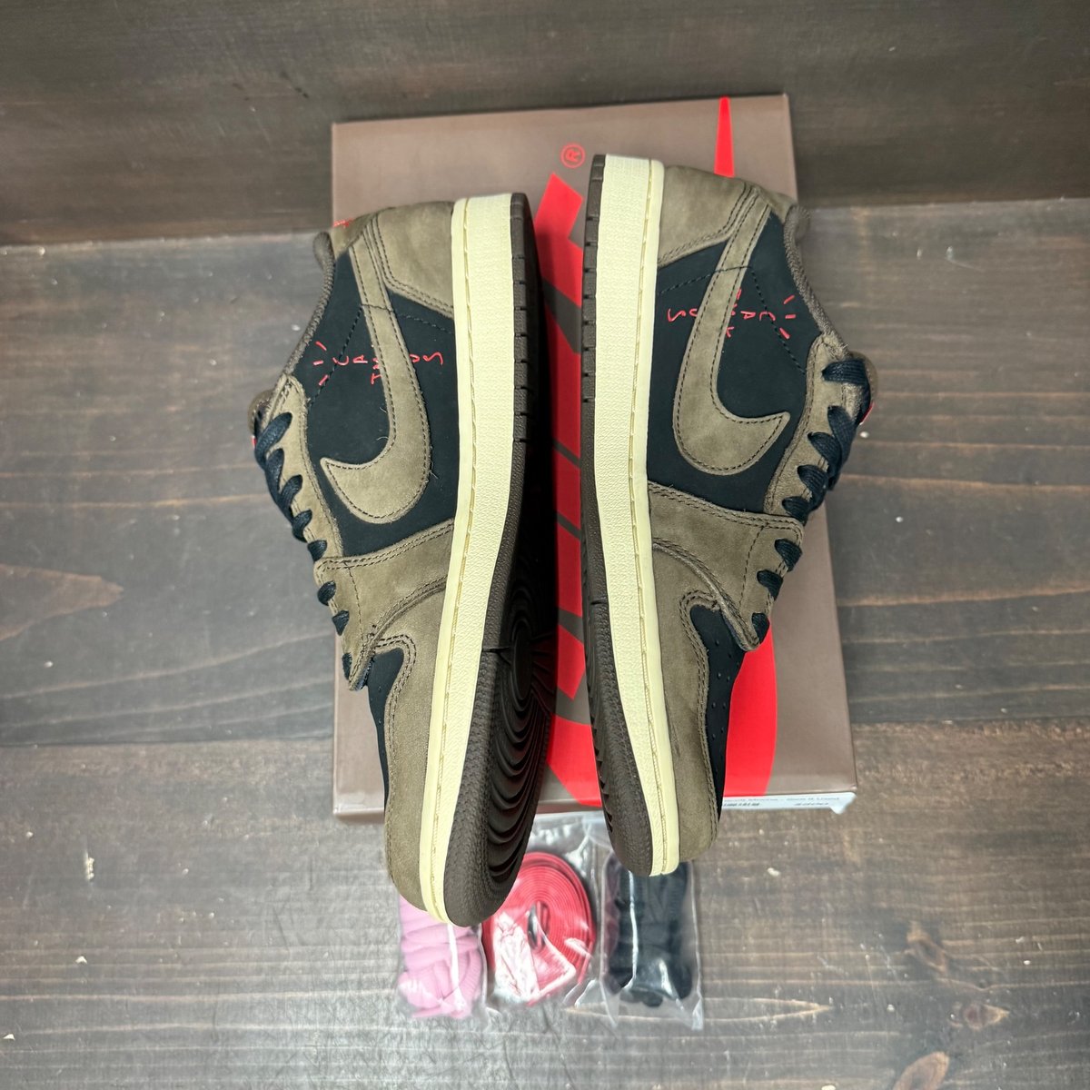 Jordan 1 Retro Low OG SP Travis Scott Mocha Size 8 (Pre-Owned) - side