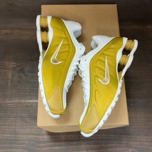 Nike Shox R4 Metallic Gold White (GS) Size 5Y - Image 2