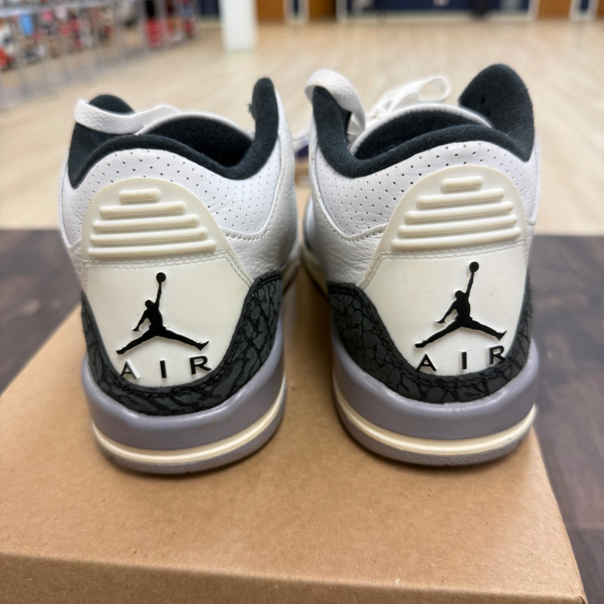 Jordan 3 Retro Cement Grey (GS) Size 4.5Y (Pre-Owned) - Image 5