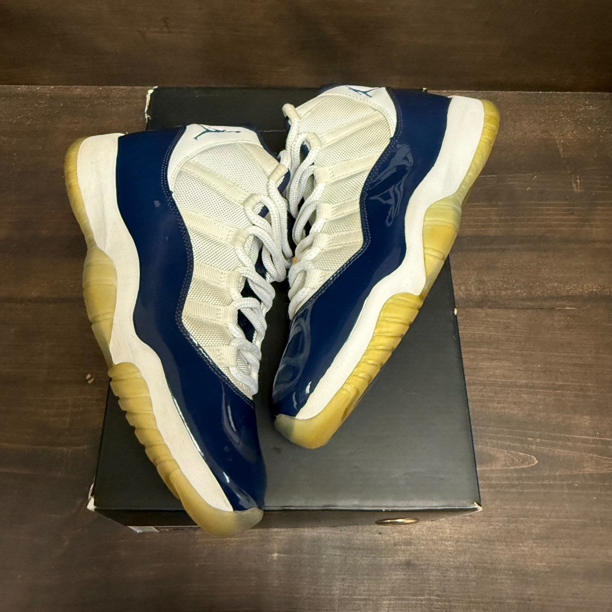Jordan 11 Retro UNC Win Like 82 Size 9.5 (Pre-Owned) - Image 2