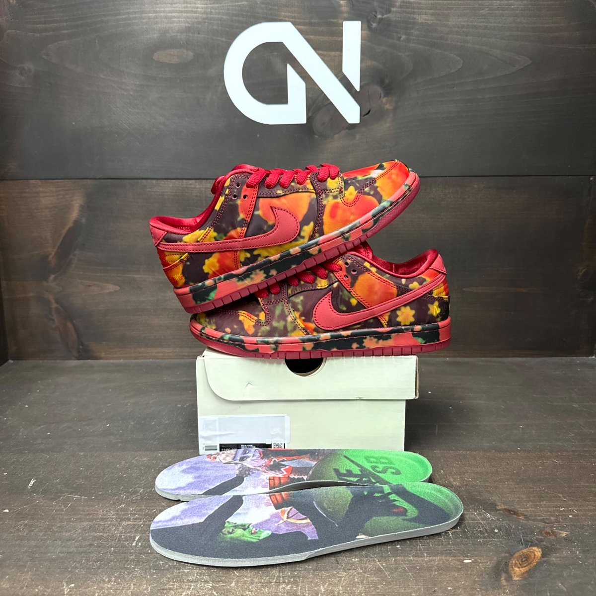 Nike SB Dunk Low The Wizard of Oz Poppy Field Size 5.5 - front