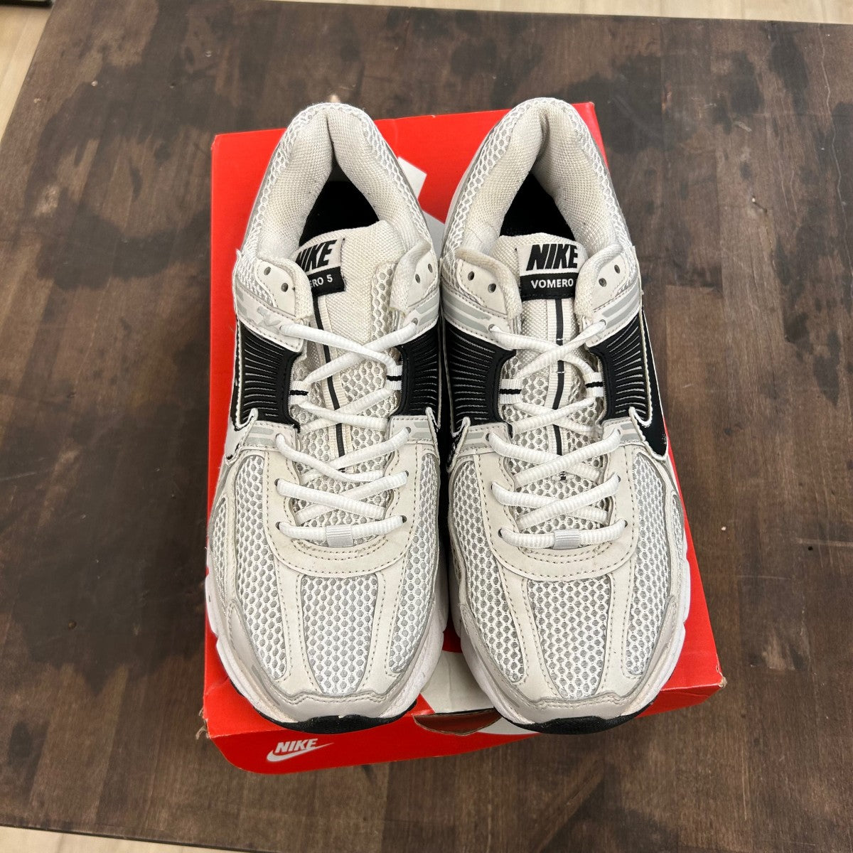 Nike Zoom Vomero 5 White Black Size 9 (Pre-Owned)