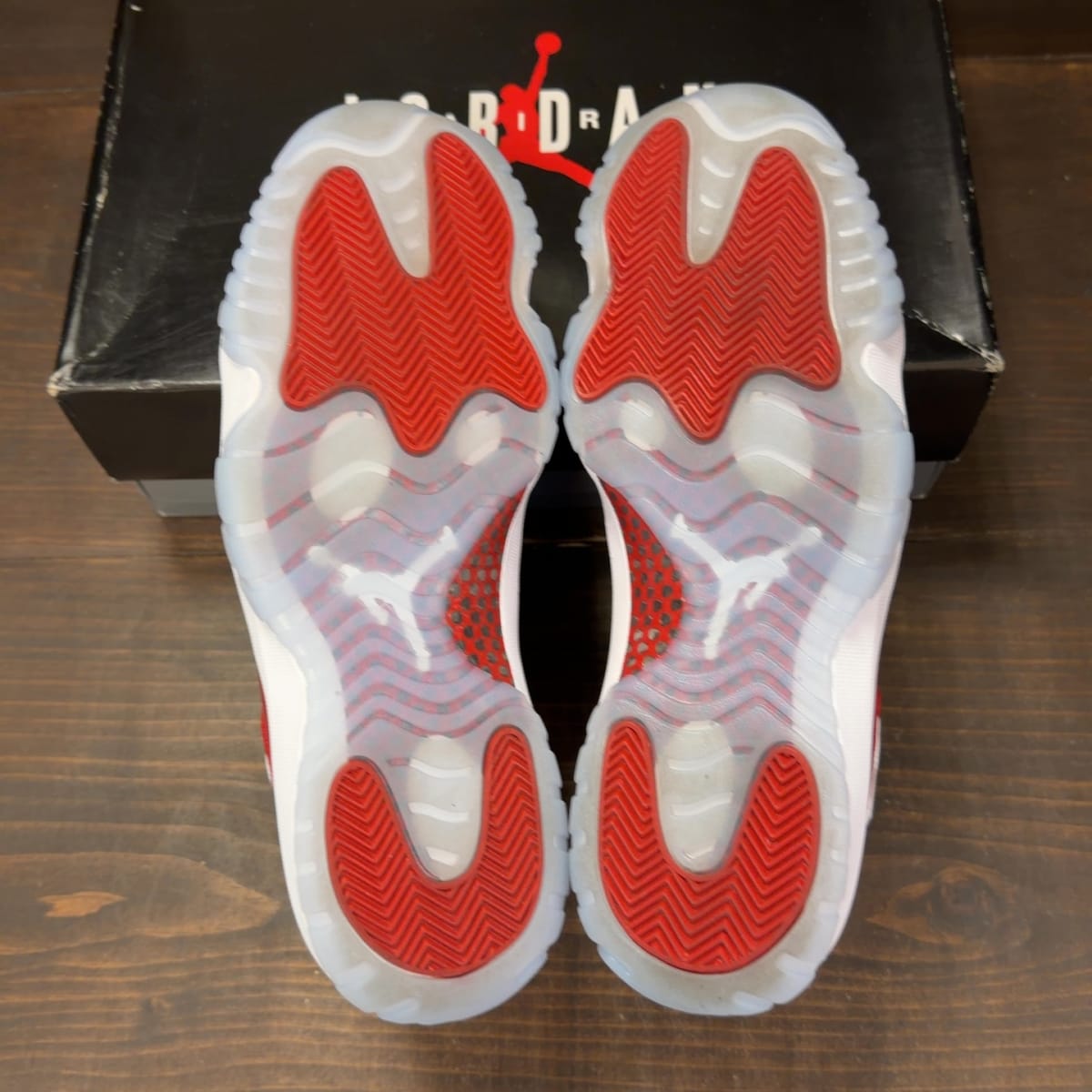 Jordan 11 Retro Cherry (2022) Size 11 (Pre-Owned) - aux