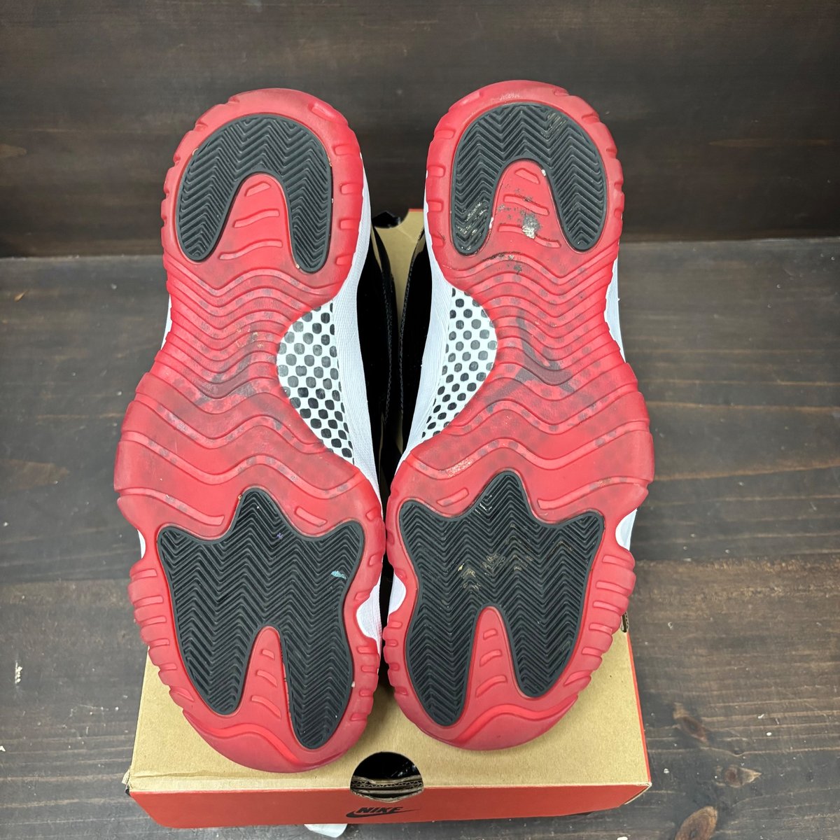 Jordan 11 Retro Playoffs Bred (2019) Size 10 (Pre-Owned) - box