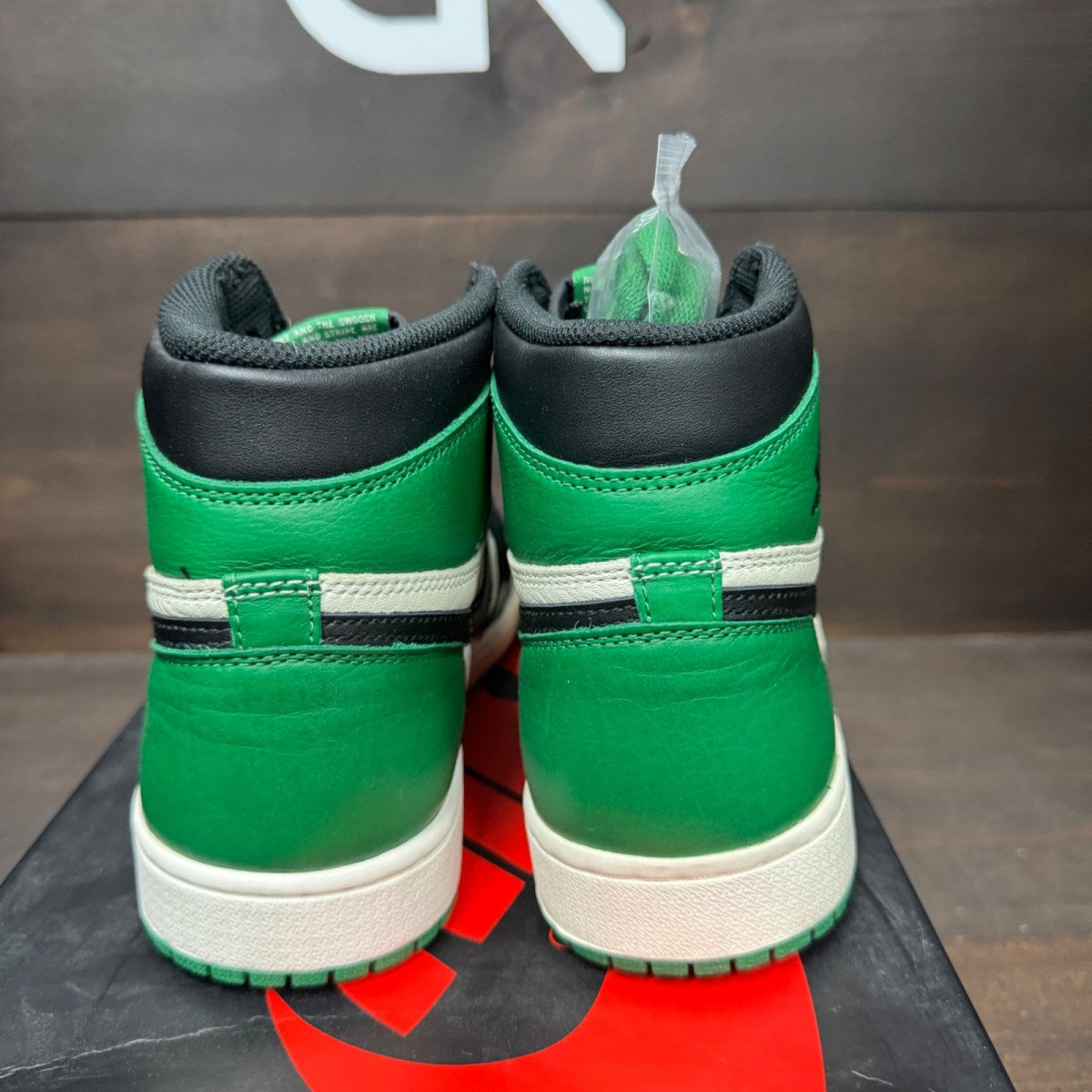 Jordan 1 Retro High Pine Green Size 8.5 (Pre-Owned) - sole