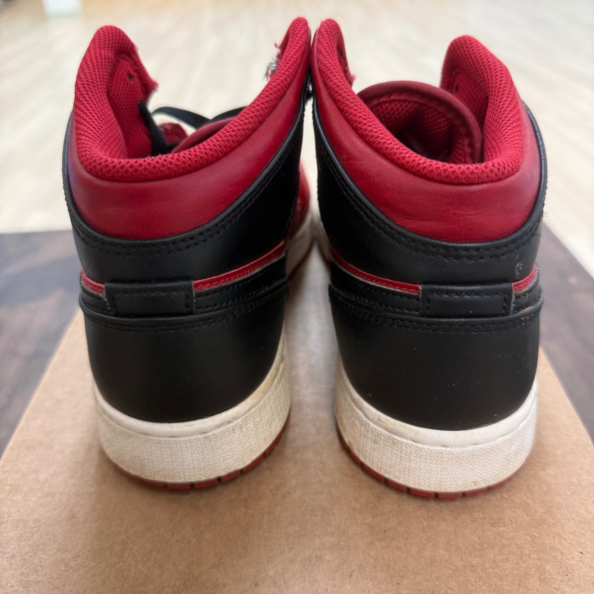 Jordan 1 Mid Reverse Bred (2021) (GS) Size 7Y (Pre-Owned) - Image 3