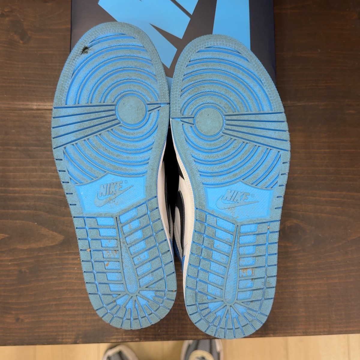 Jordan 1 Retro High OG UNC Toe Size 8 (Pre-Owned) - aux