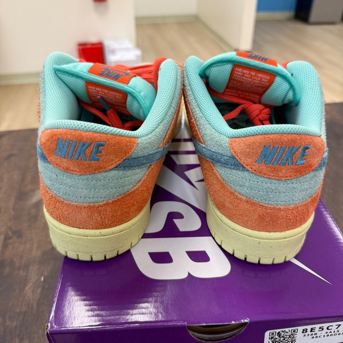 Nike SB Dunk Low Orange Emerald Rise - Image 3