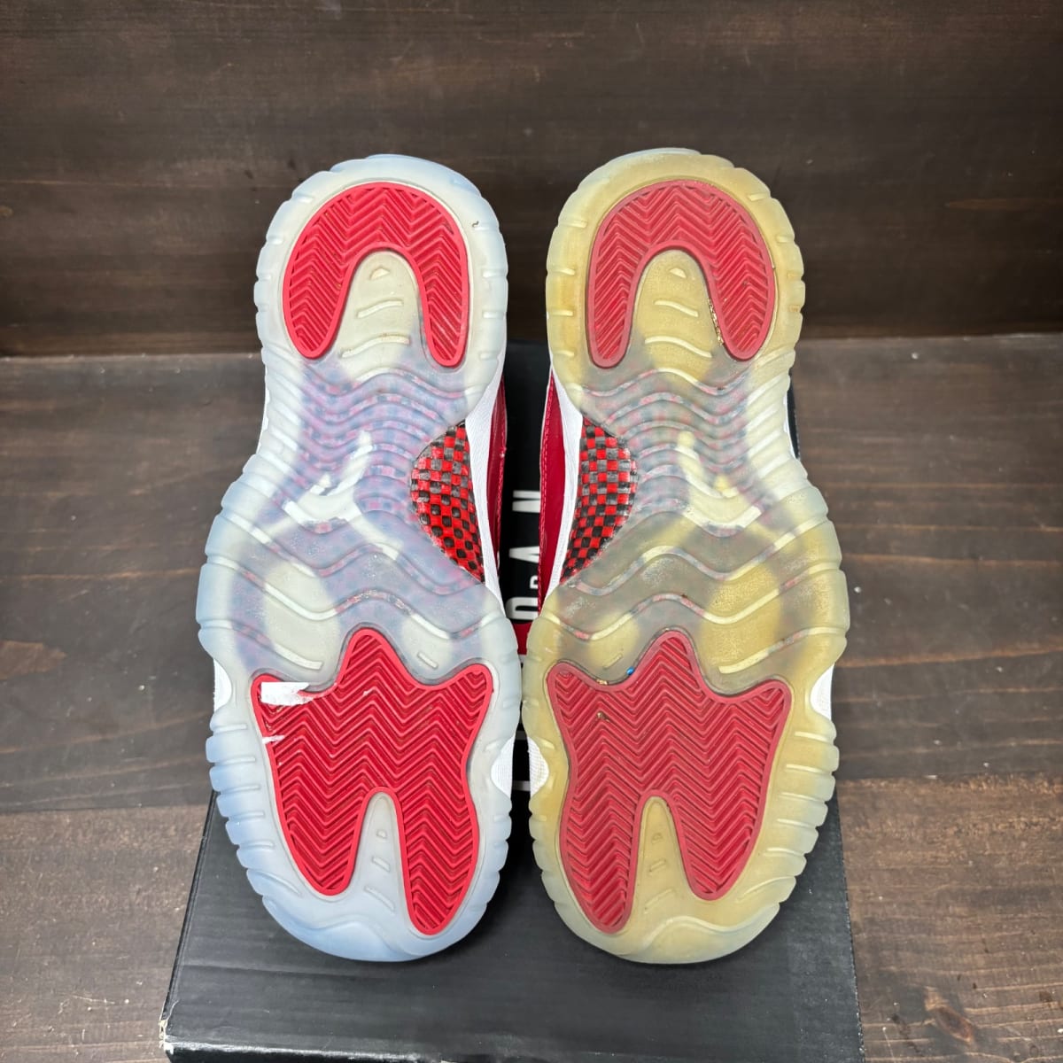 Jordan 11 Retro Cherry (2022) (GS) Size 6Y (Pre-Owned) - box