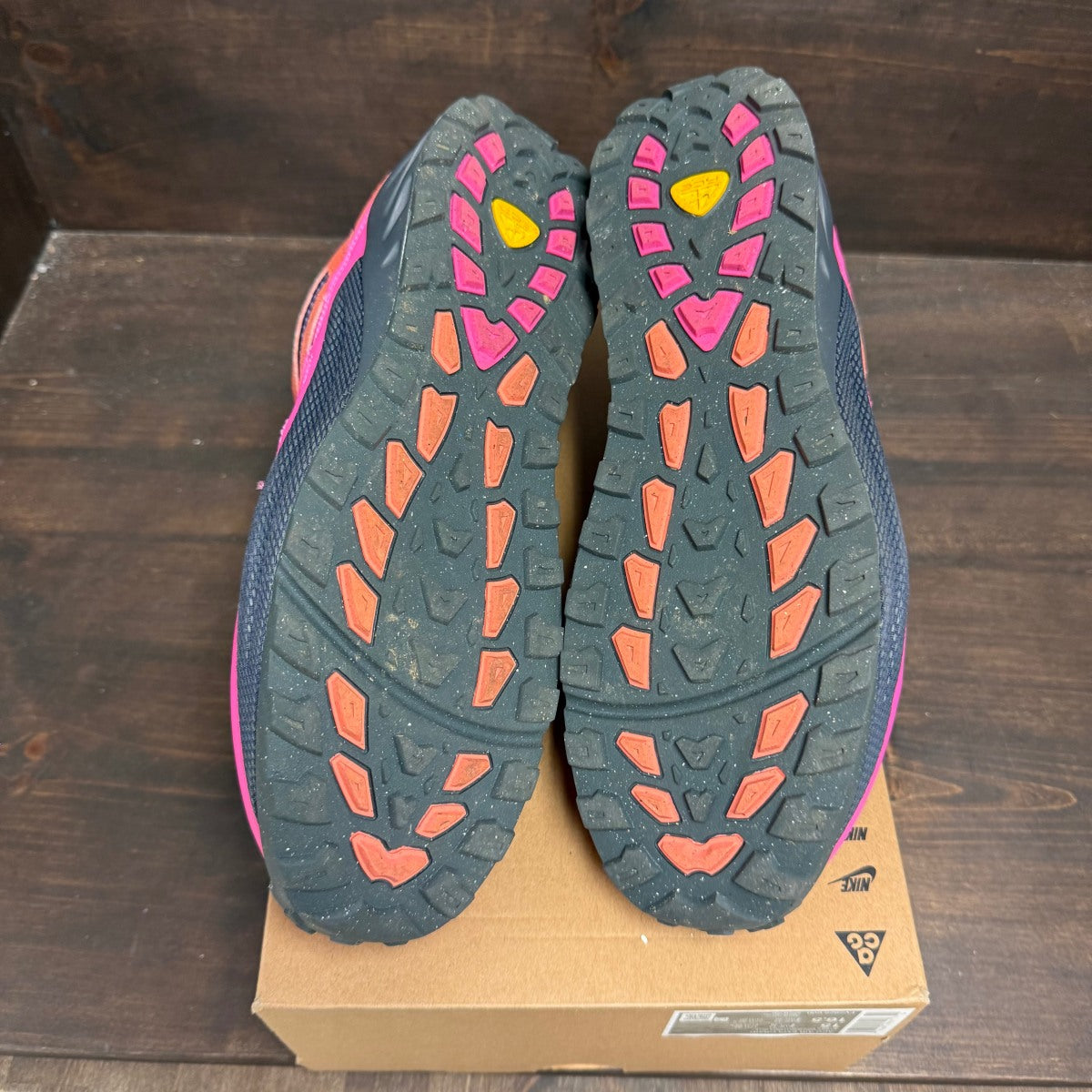 Nike ACG Air Exploraid Light Wild Mango Dark Raisin Laser Fuchsia University Gold - Image 6