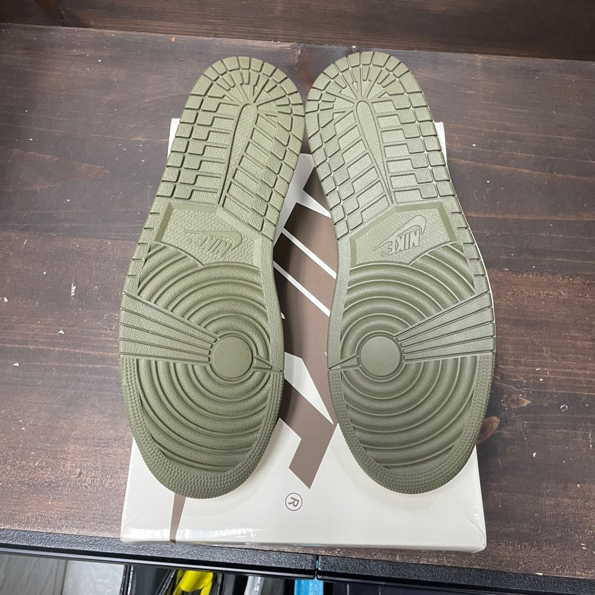 Jordan 1 Retro Low OG SP Travis Scott Medium Olive Size 10 (Pre-Owned) - tag