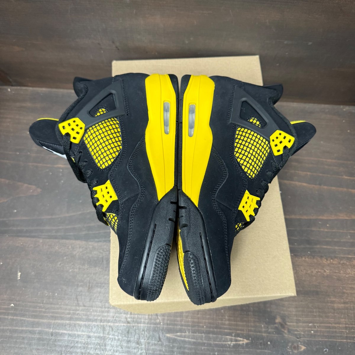 Jordan 4 Retro Thunder (2023) Size 8.5 (Pre-Owned) - side