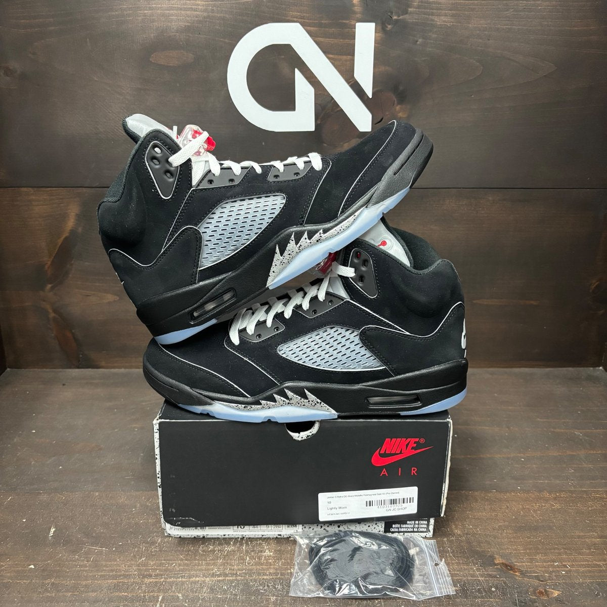 Jordan 5 Retro OG Black Metallic Reimagined Size 10 (Pre-Owned) - front