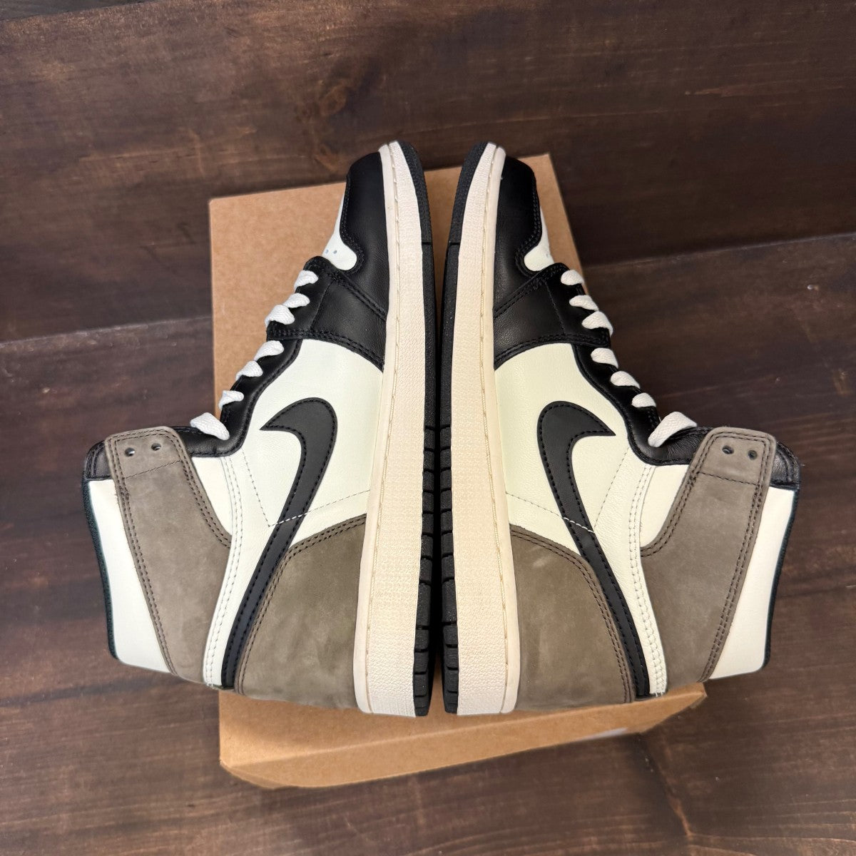 Jordan 1 Retro High Dark Mocha Size 8.5 (Pre-Owned) - Image 4