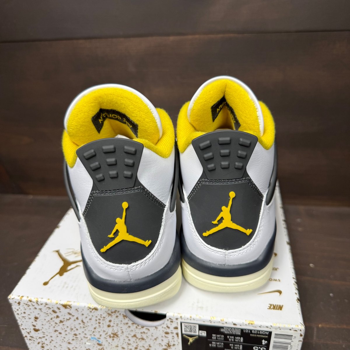 Jordan 4 Retro Vivid Sulfur (Women's) Size 5.5W - sole