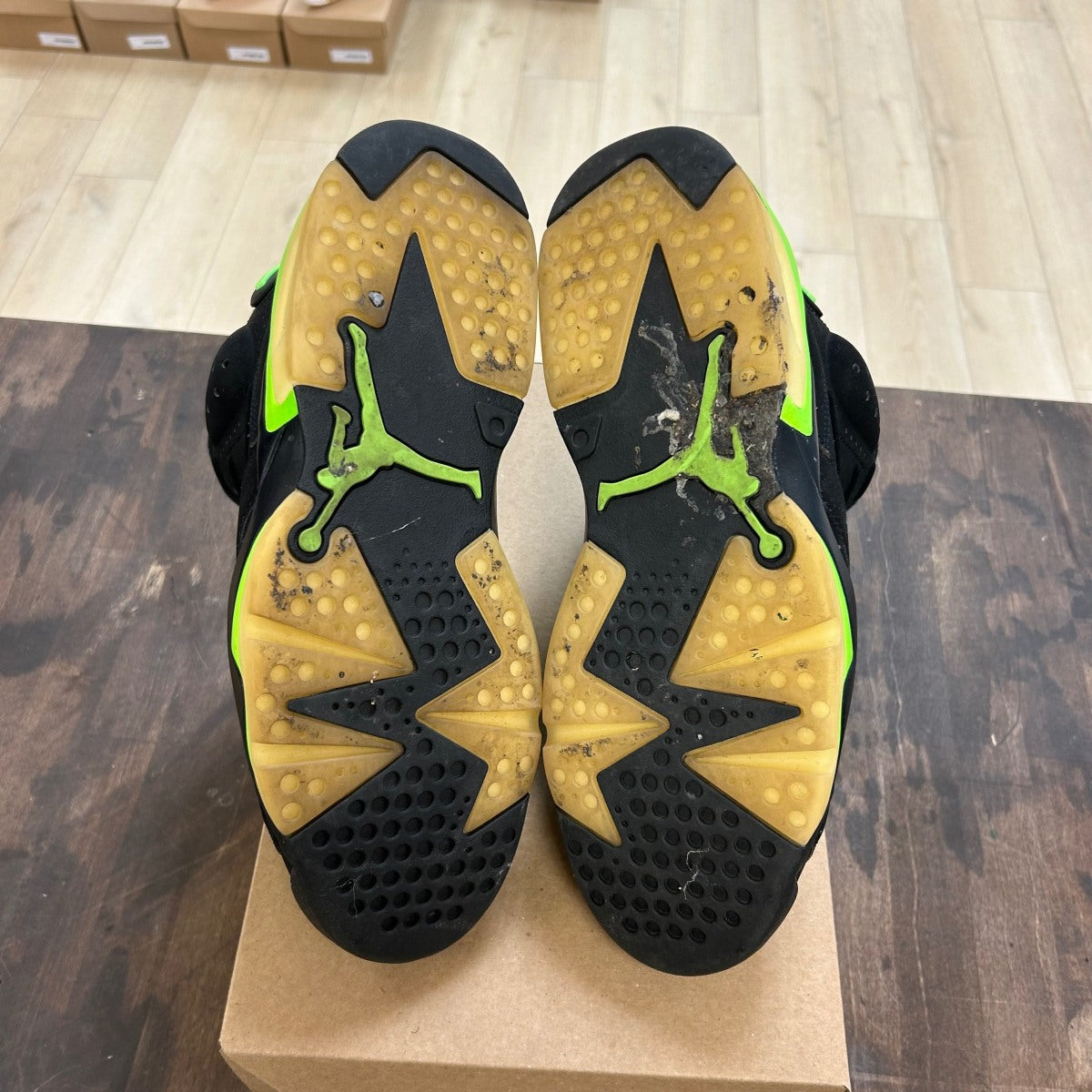 Jordan 6 Retro Electric Green Size 10.5 (Pre-Owned) - Image 5