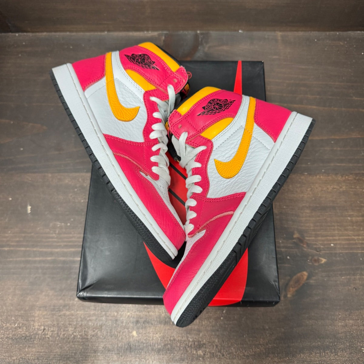 Jordan 1 Retro High OG Light Fusion Red Size 7 (Pre-Owned) - back