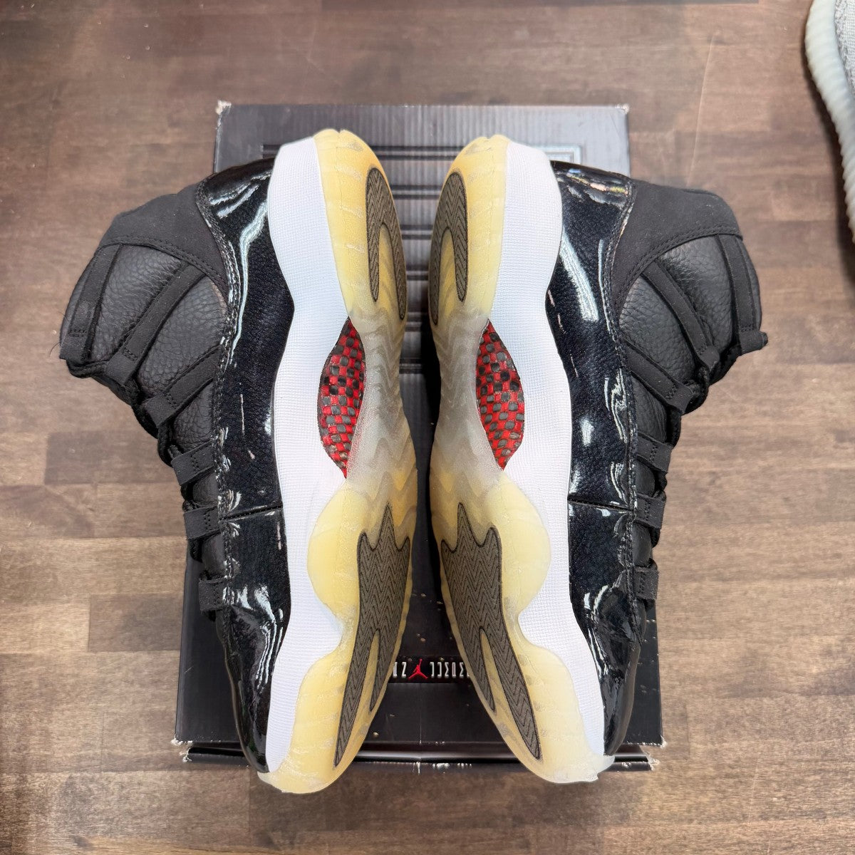 Jordan 11 Retro 72-10 Size 8 (Pre-Owned) - Image 3