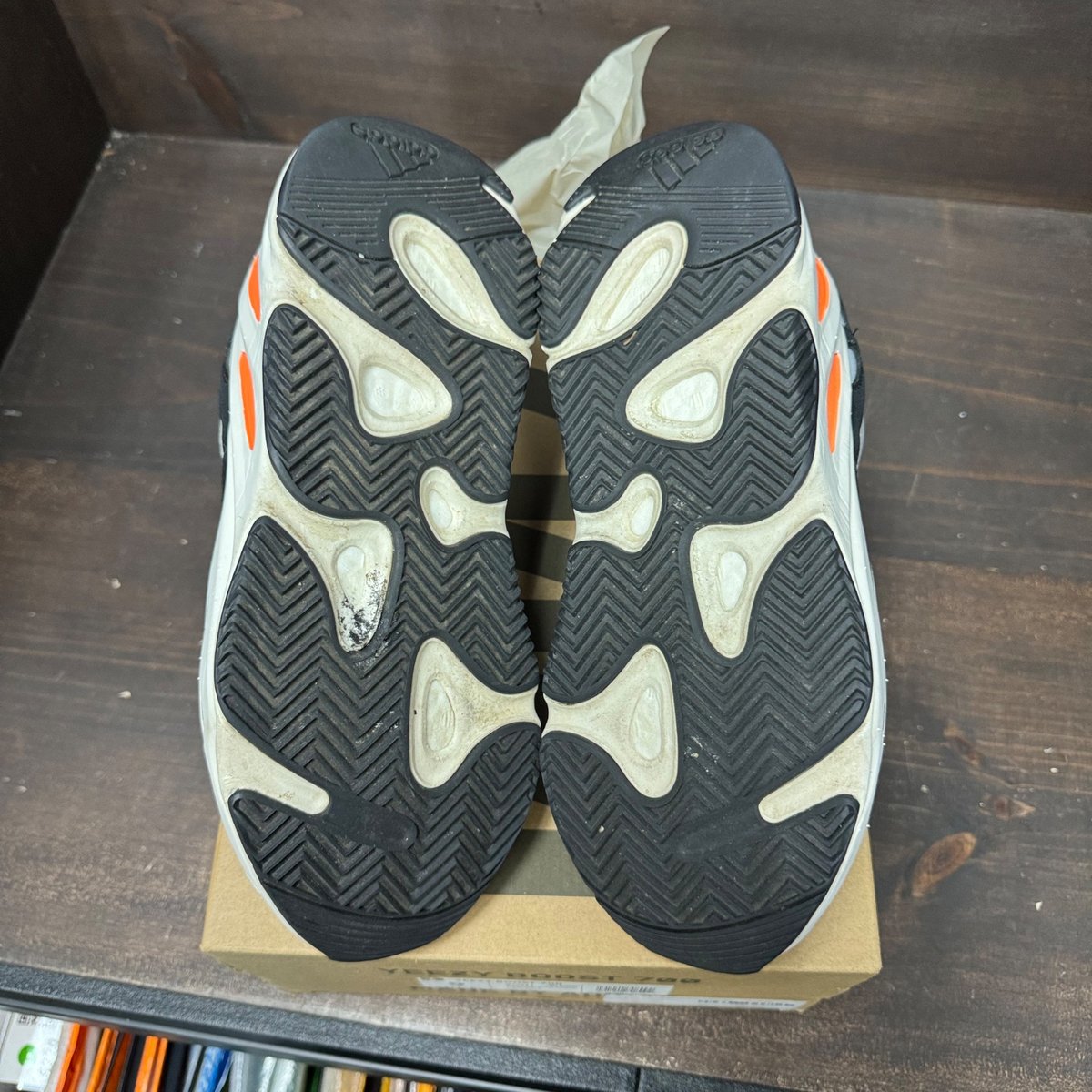 adidas Yeezy Boost 700 Wave Runner Size 9 (Pre-Owned) - box