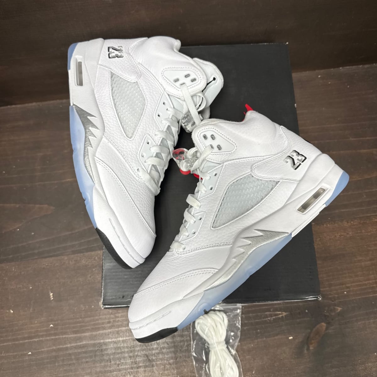 Jordan 5 Retro White Metallic (2026) Size 10.5 (Pre-Owned) - tag