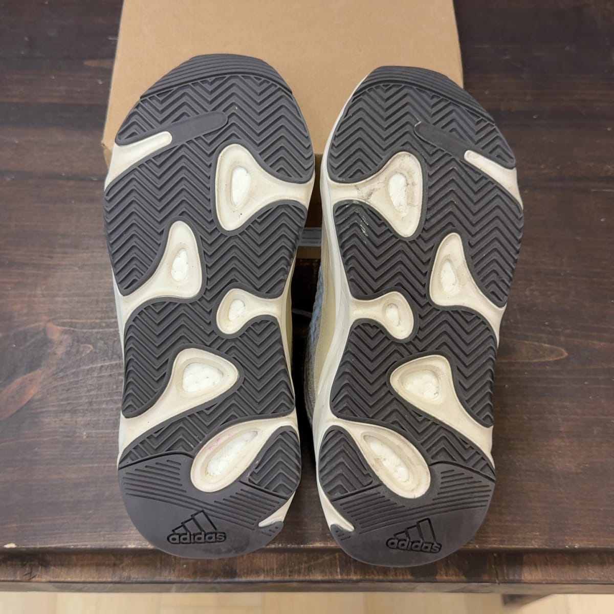 adidas Yeezy Boost 700 V2 Cream Size 7 (Pre-Owned) - aux