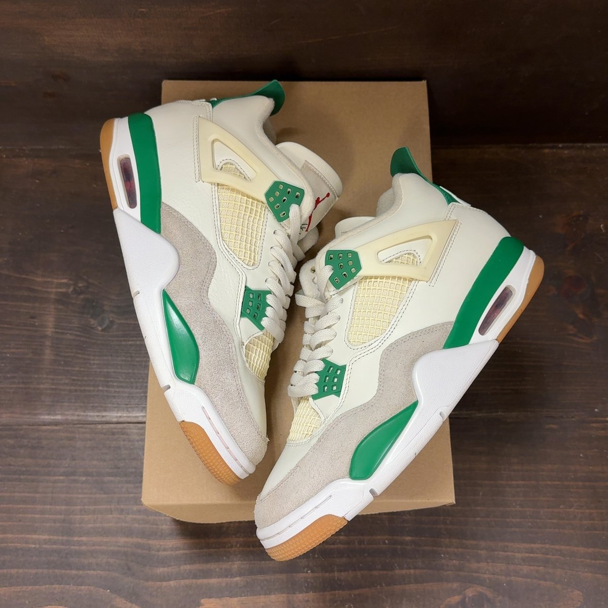 Jordan 4 Retro SB Pine Green Size 8.5 (Pre-Owned) - back