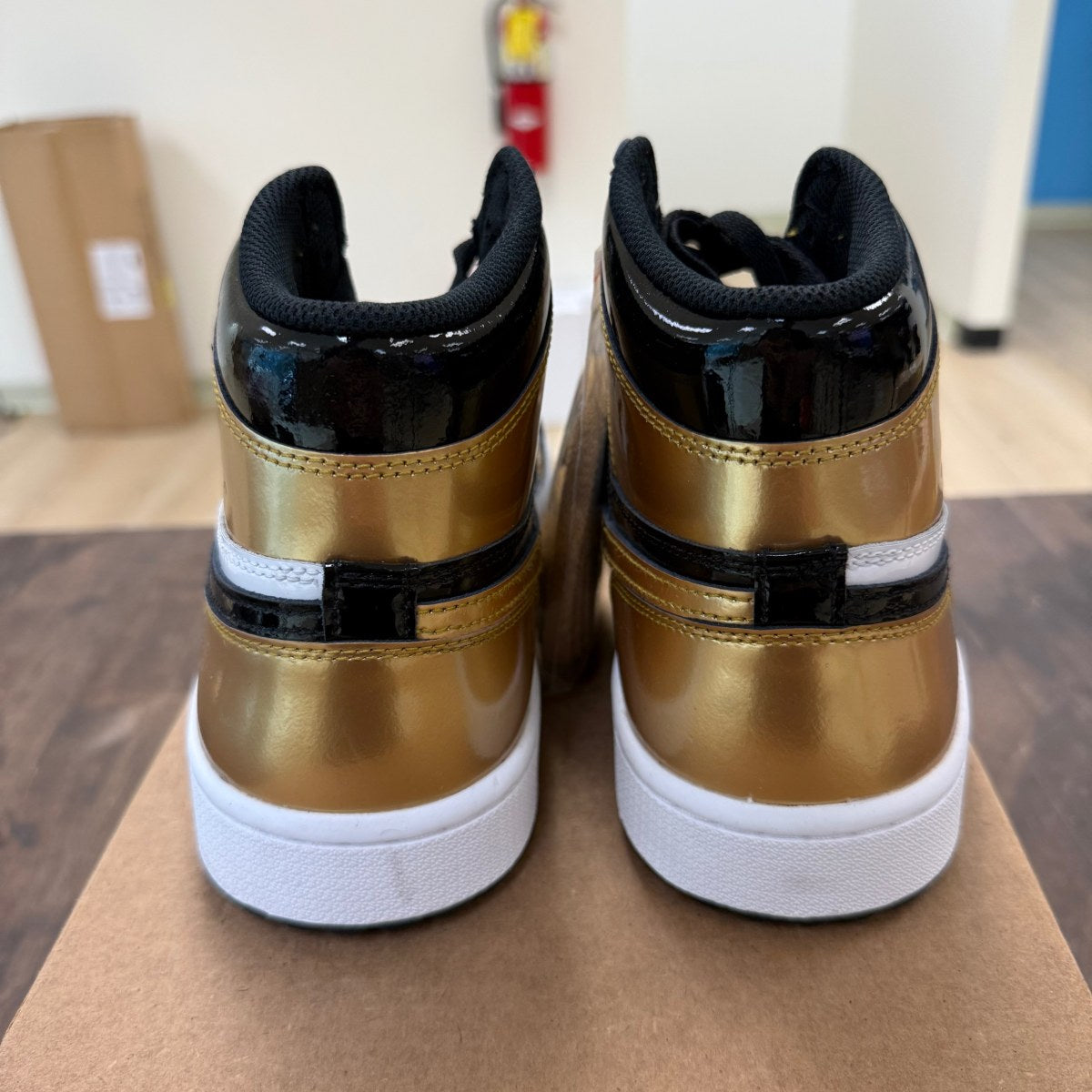 Jordan 1 Retro High Golf Patent Gold Toe Size 11 (Pre-Owned) - Image 4