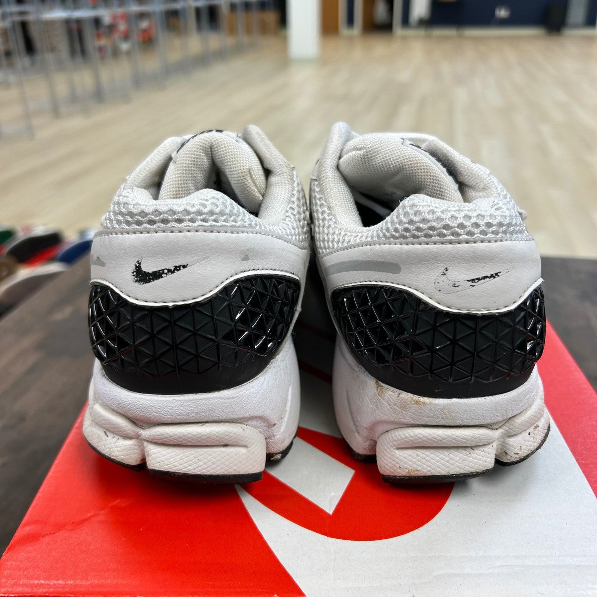 Nike Zoom Vomero 5 White Black Size 9 (Pre-Owned)
