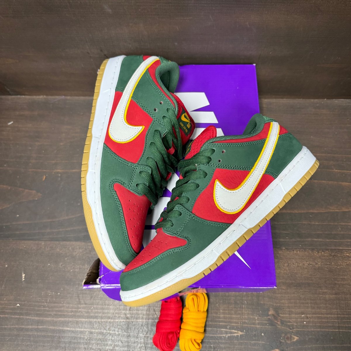 Nike SB Dunk Low Pro PRM Seattle Supersonics Size 10 (Pre-Owned) - tag