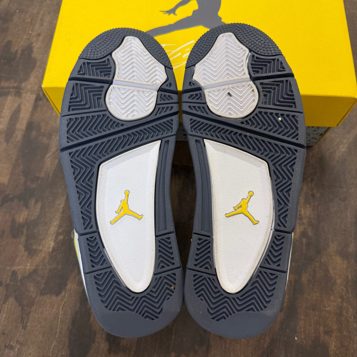 Jordan 4 Retro Lightning (2021) (GS) - Image 5