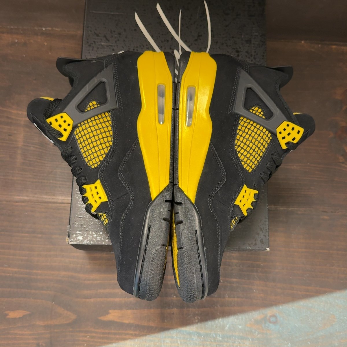 Jordan 4 Retro Thunder (2023) Size 8 (Pre-Owned) - aux