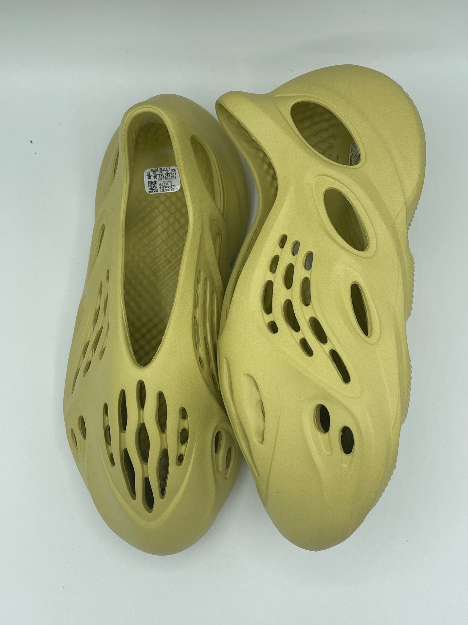 Sulfur adidas Yeezy Foam RNNR Foam Runner (Infants)