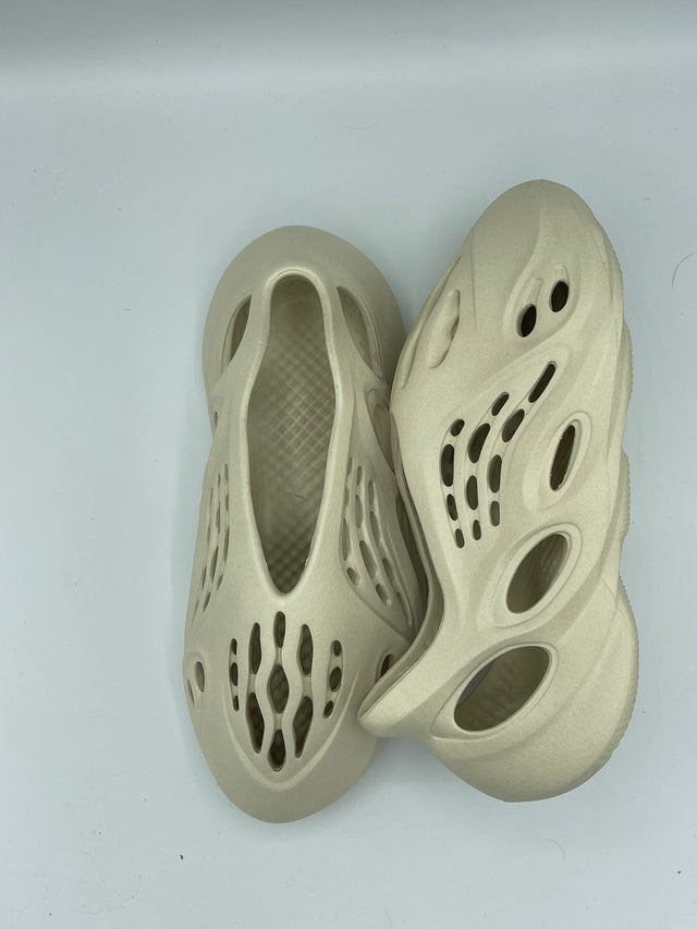 Sand adidas Yeezy Foam RNNR (Original Release)