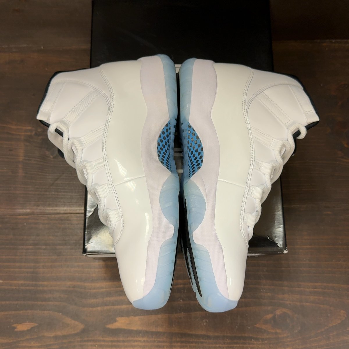 Jordan 11 Retro Legend Blue (2024) Size 9 (Pre-Owned) - aux