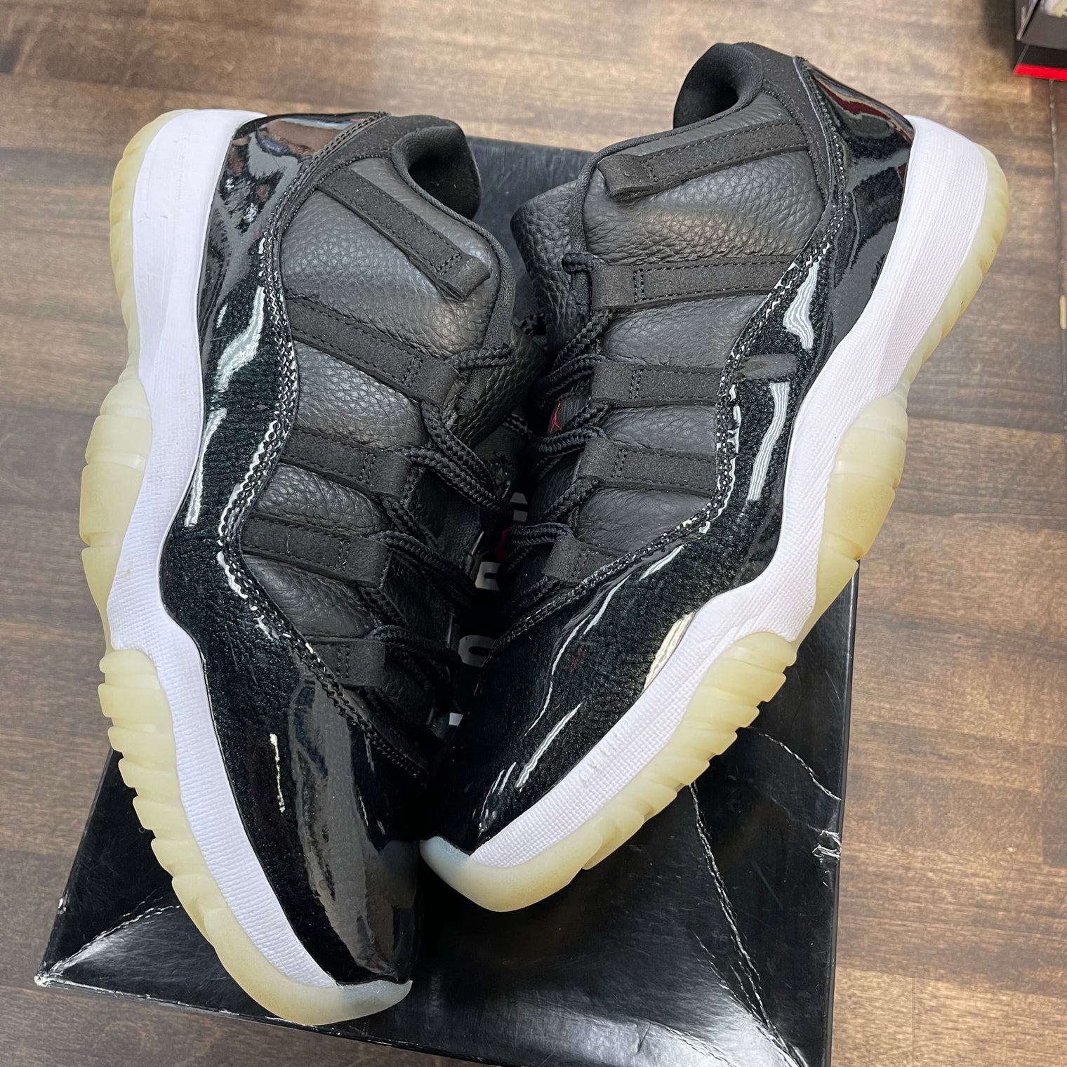 72-10 Jordan 11 Low (USED)
