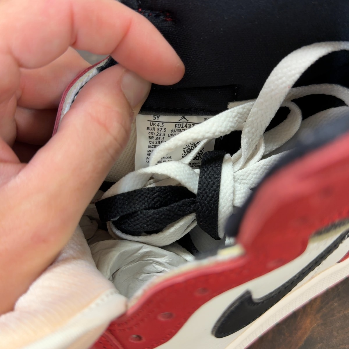 Jordan 1 Retro High OG Chicago Lost and Found (GS) Size 5Y - Image 7