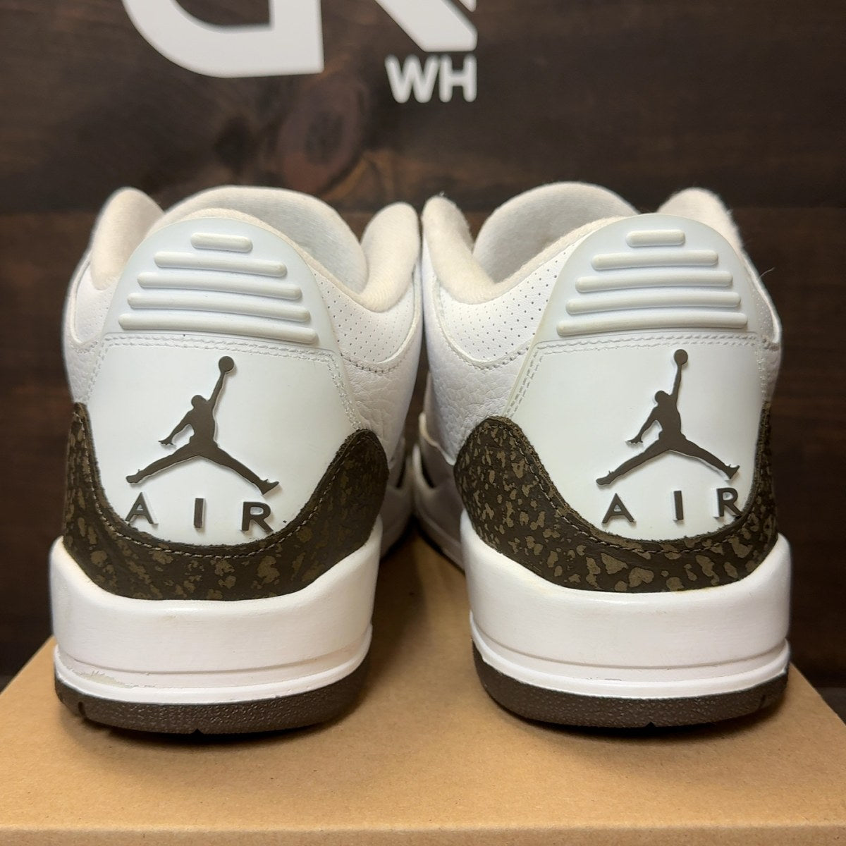 Jordan 3 Retro Mocha (2018) Size 9.5 (Pre-Owned) - Image 4
