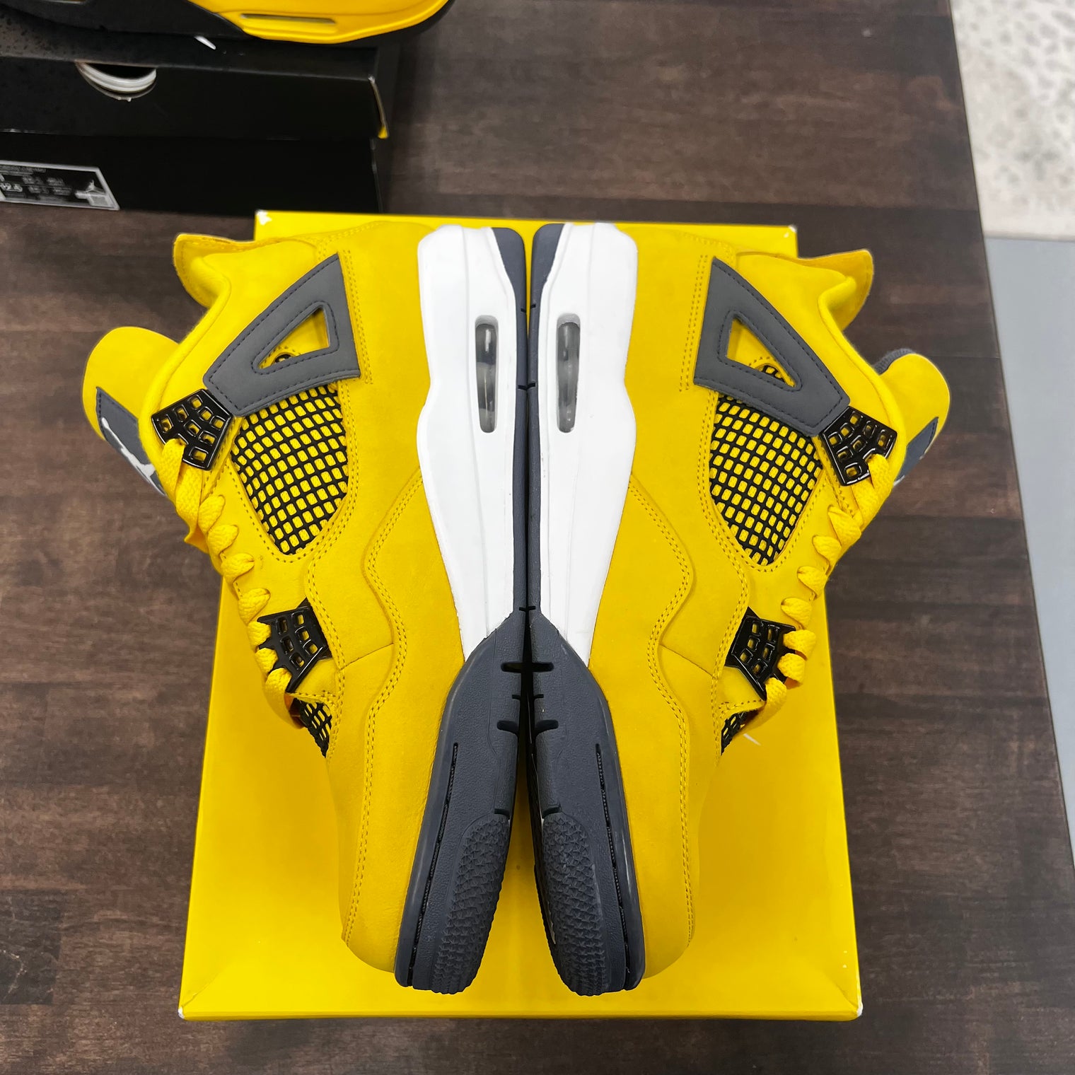 Lightning Jordan 4 (USED)