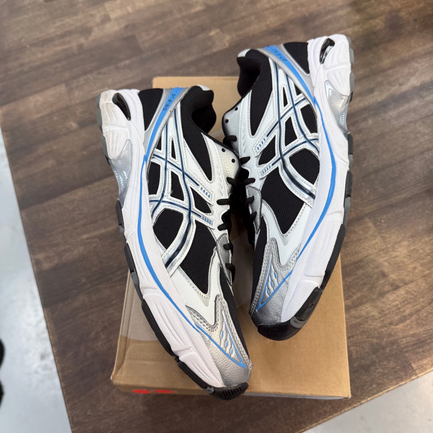 Black Pure Silver Bright Blue ASICS GT-2160 (USED)