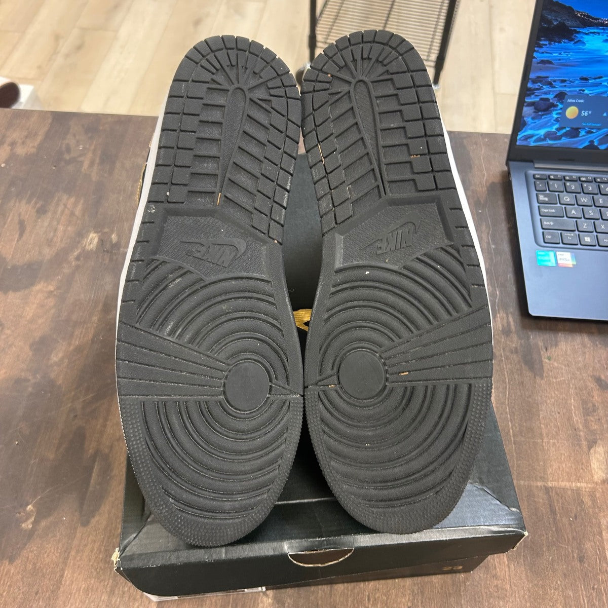 Jordan 1 Mid Metallic Gold Black White - Image 5