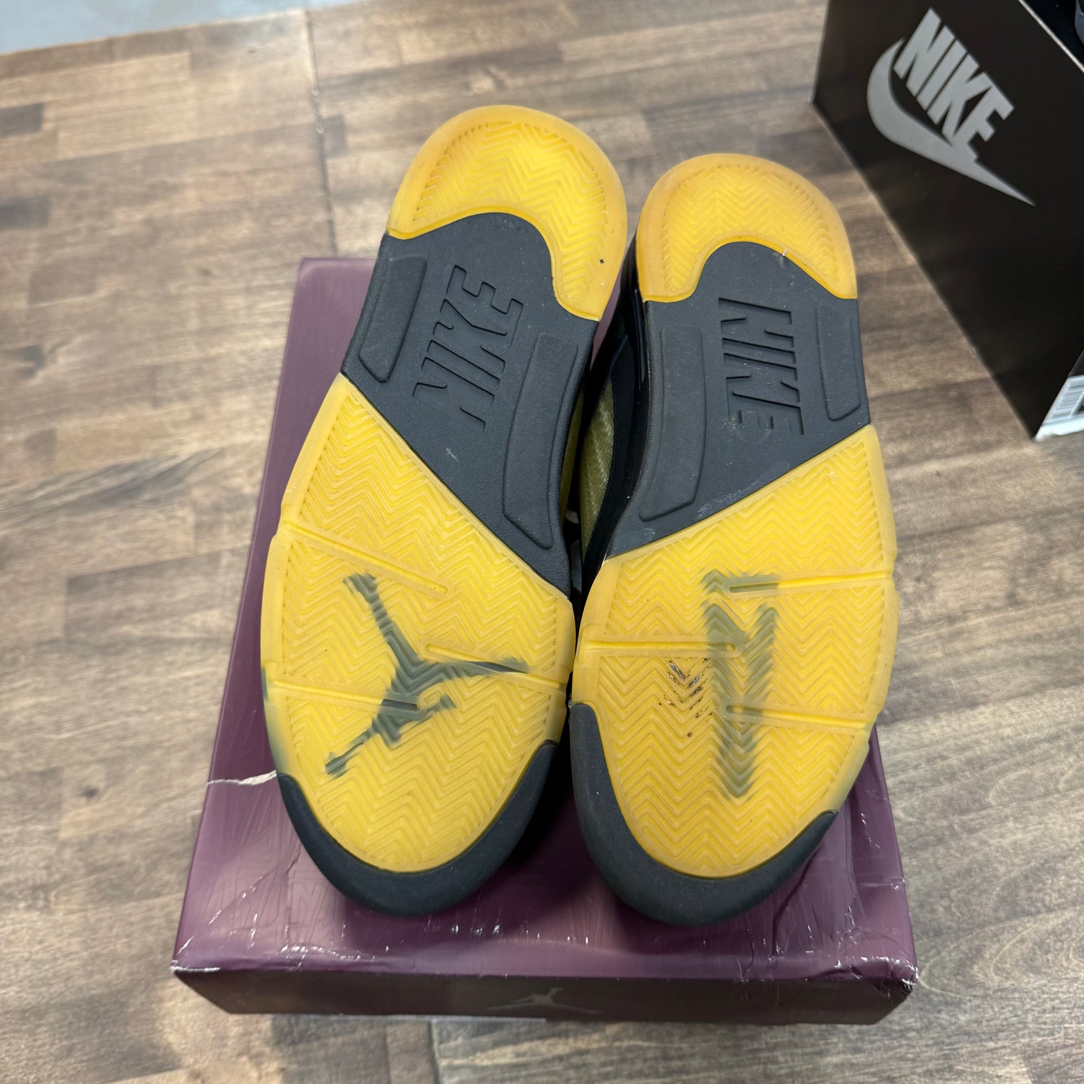 A Ma Maniere Dusk Jordan 5 retro (USED)