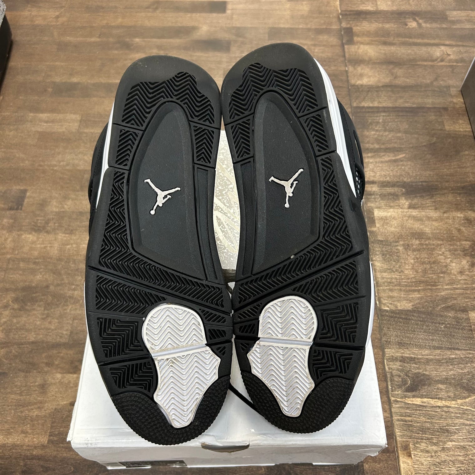White Thunder Jordan 4 Retro (USED)
