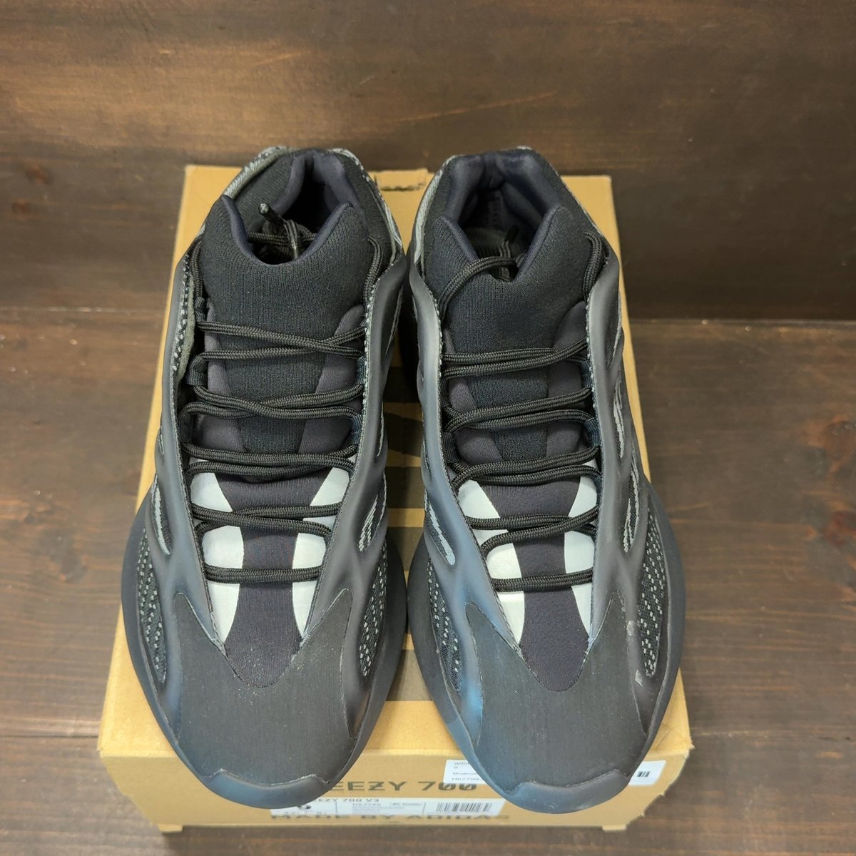adidas Yeezy 700 V3 Alvah Size 9 (Pre-Owned) - tag