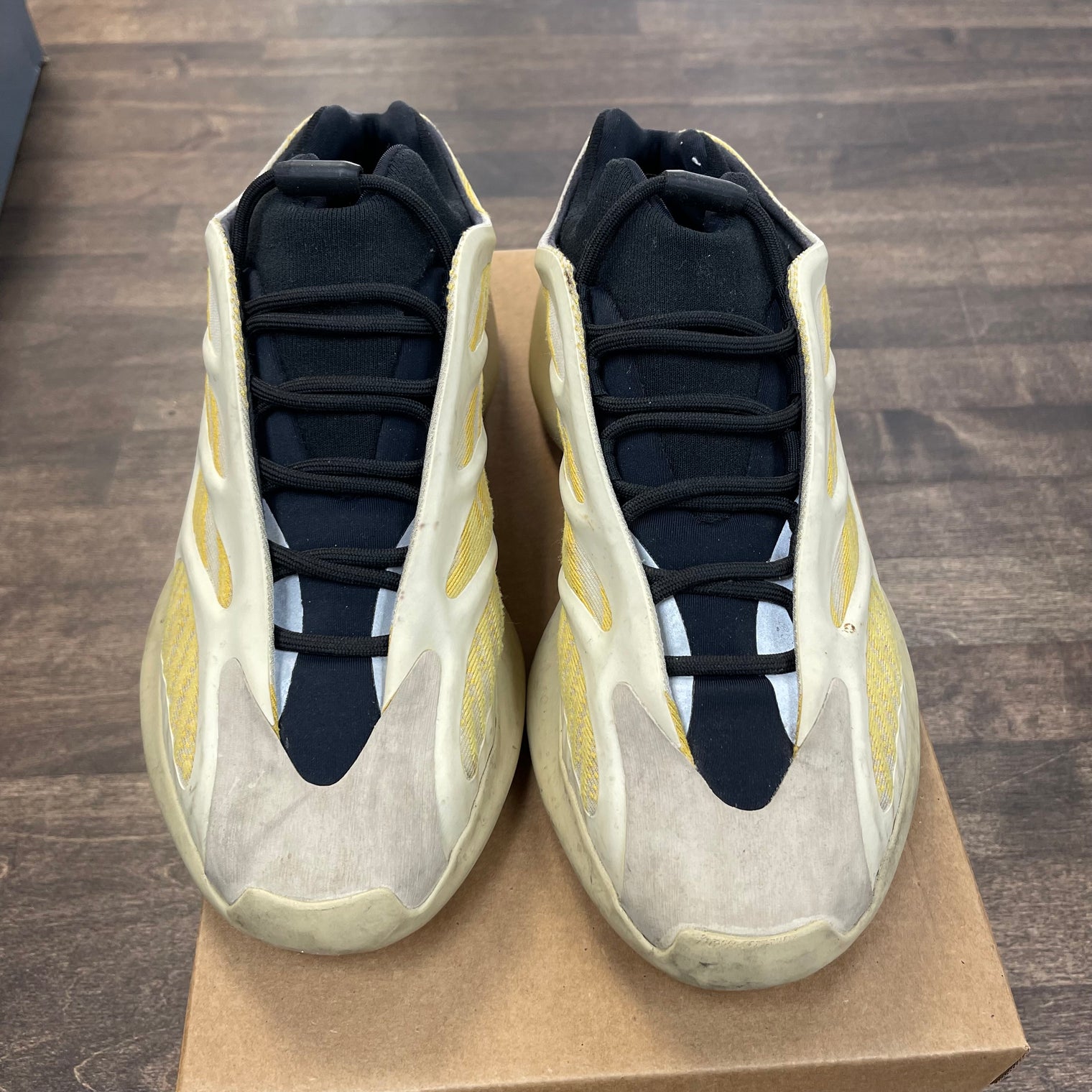 Mono Safflower Yeezy 700 V3 (USED,No Box)