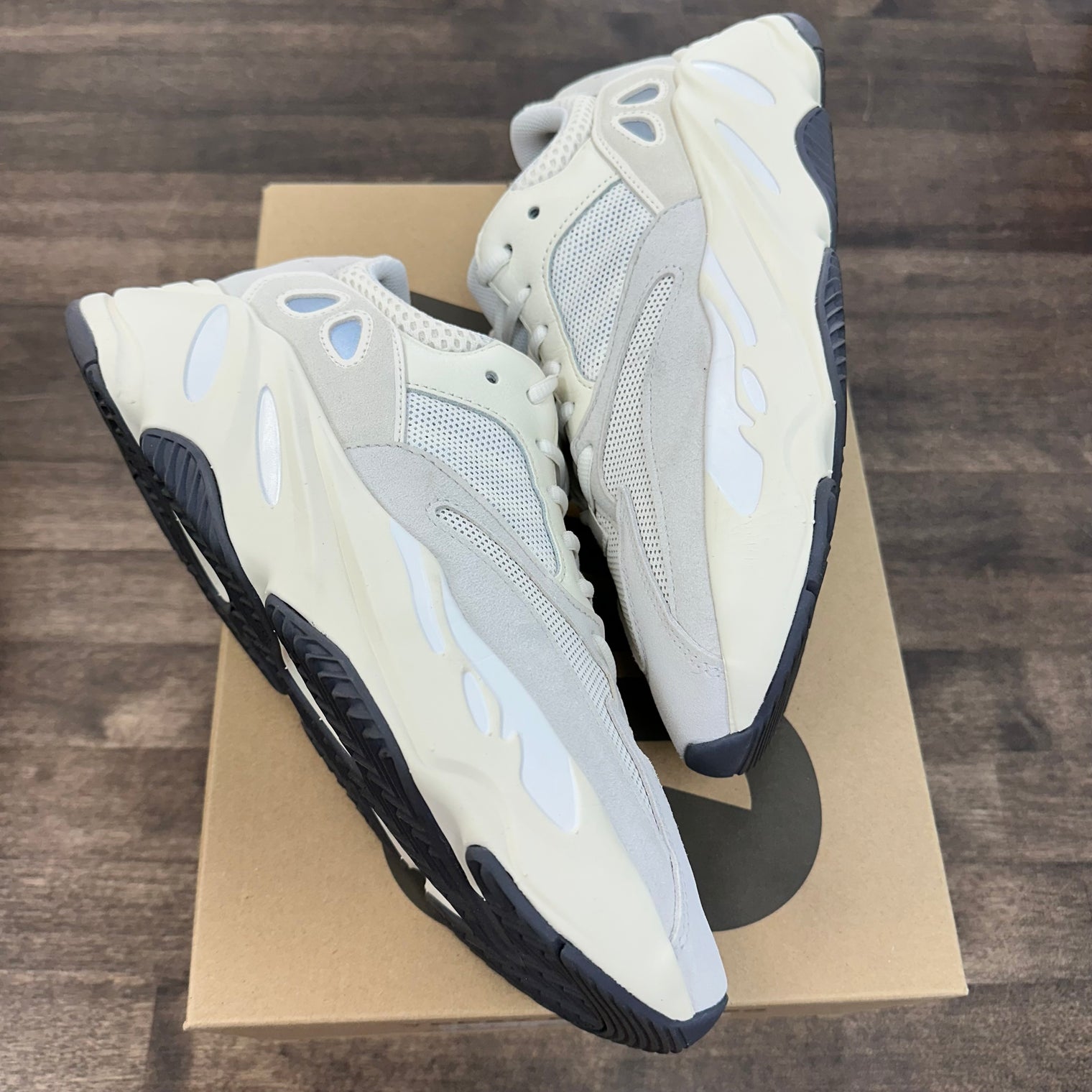 Analog Yeezy 700 (USED)
